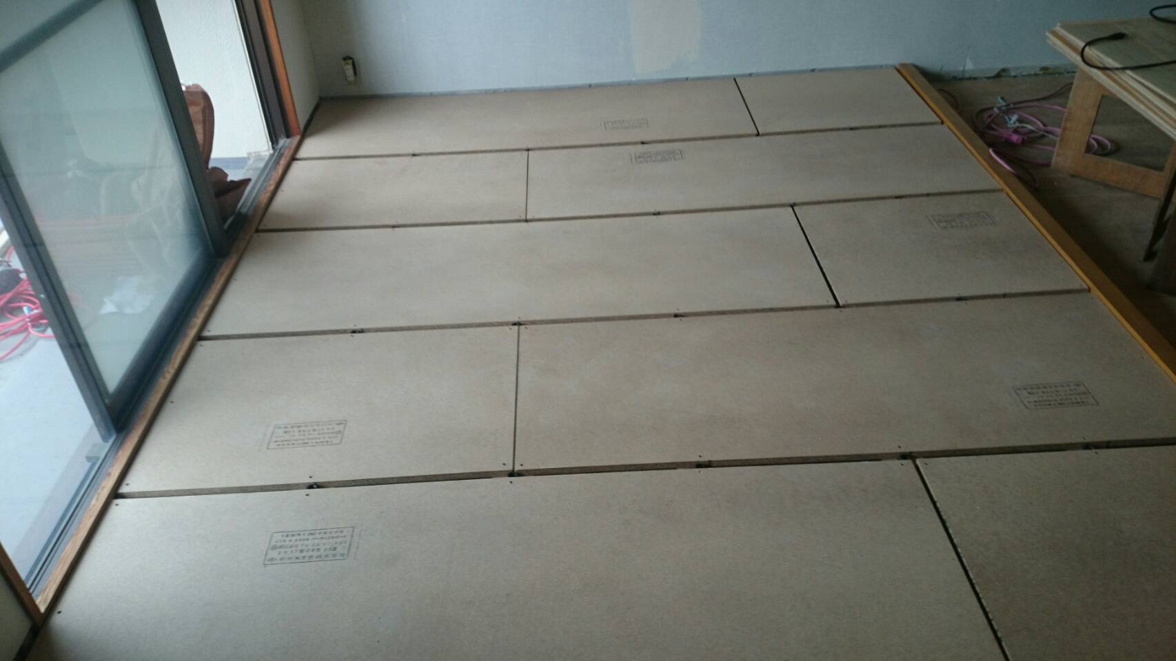 千葉県鴨川市にて、マンションの床リノベーション、置床工事を行いました。