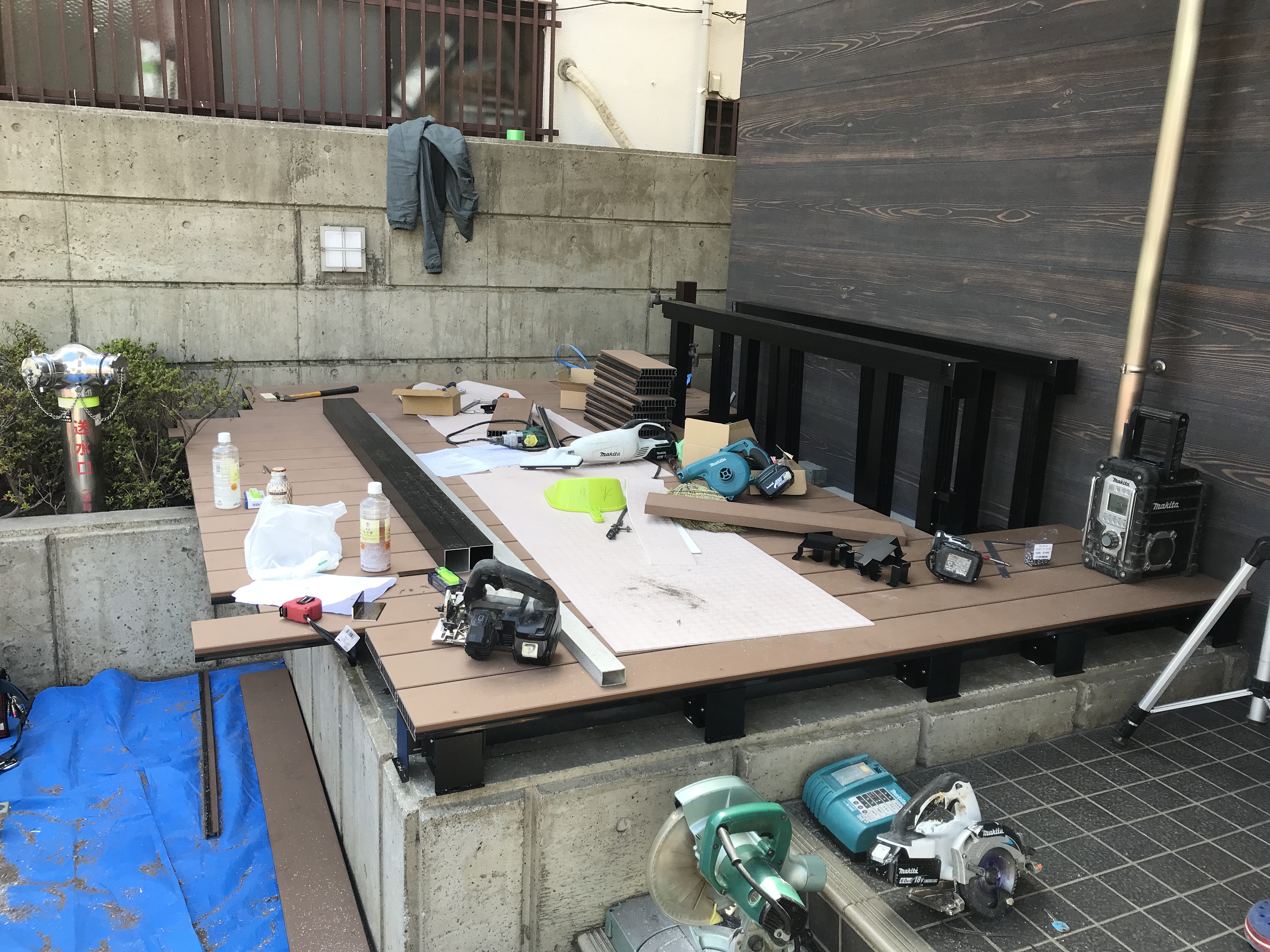 東京都小金井市にて、マンションのエントランスにウッドデッキの設置工事を行いました！