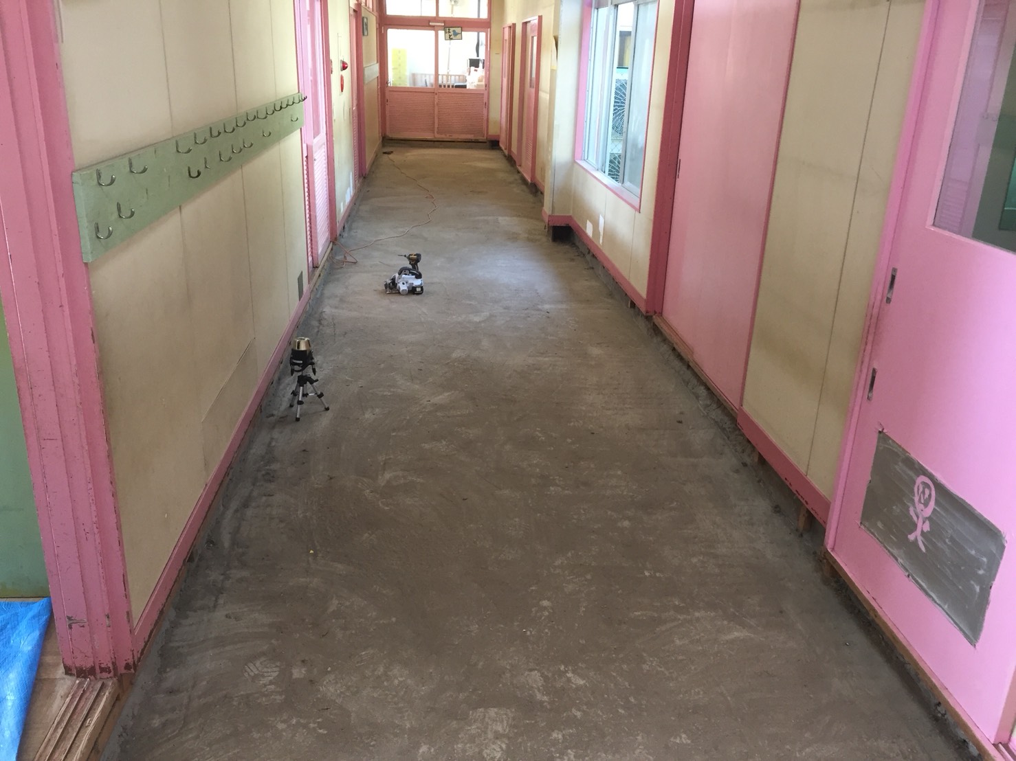 千葉県野田市の保育園にて、床改修、置床工事を行いました。