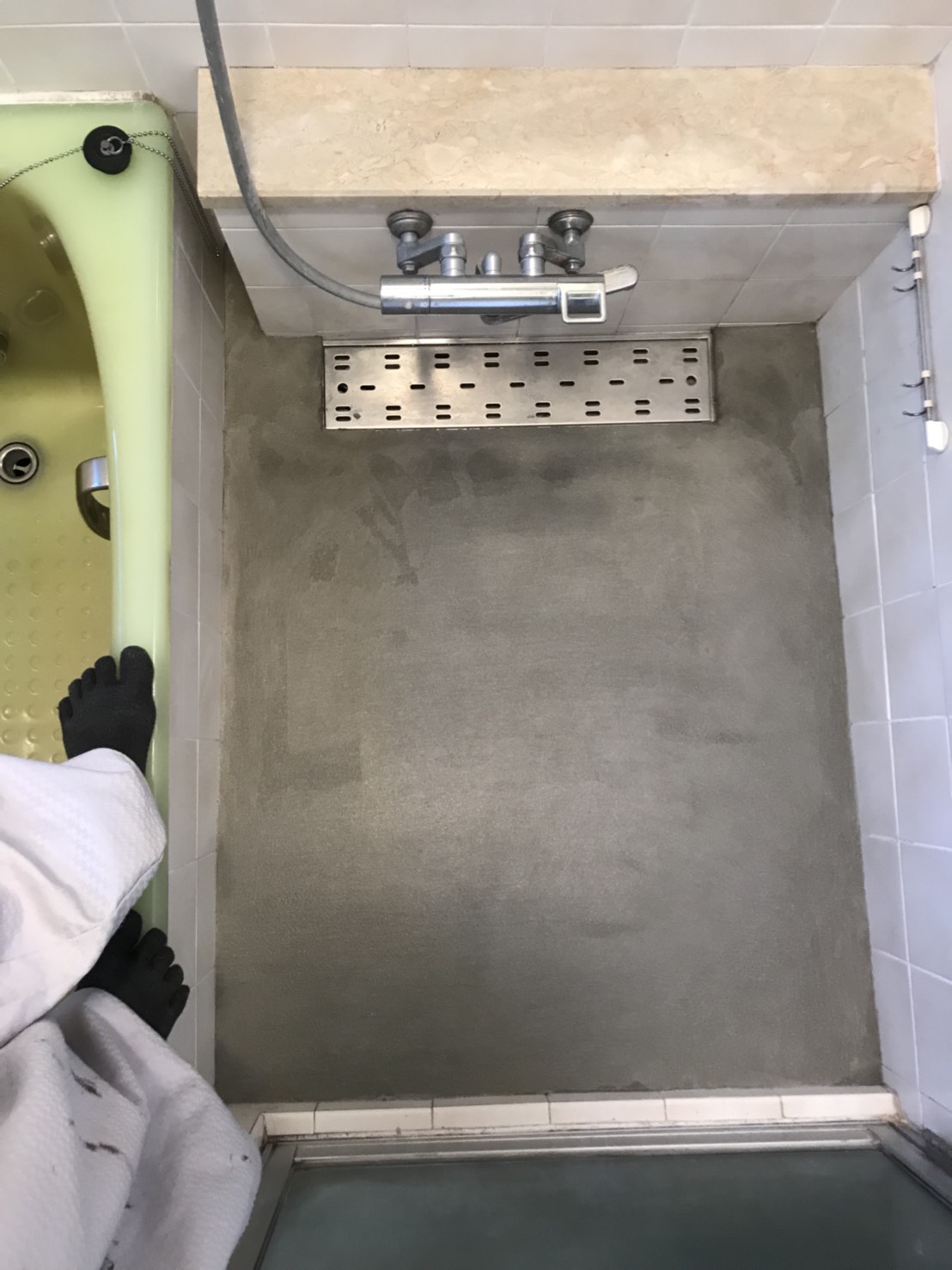 神奈川県藤沢市岡本にて、戸建住宅の浴室床工事、あんから(フクビ)施工工事を行いました。