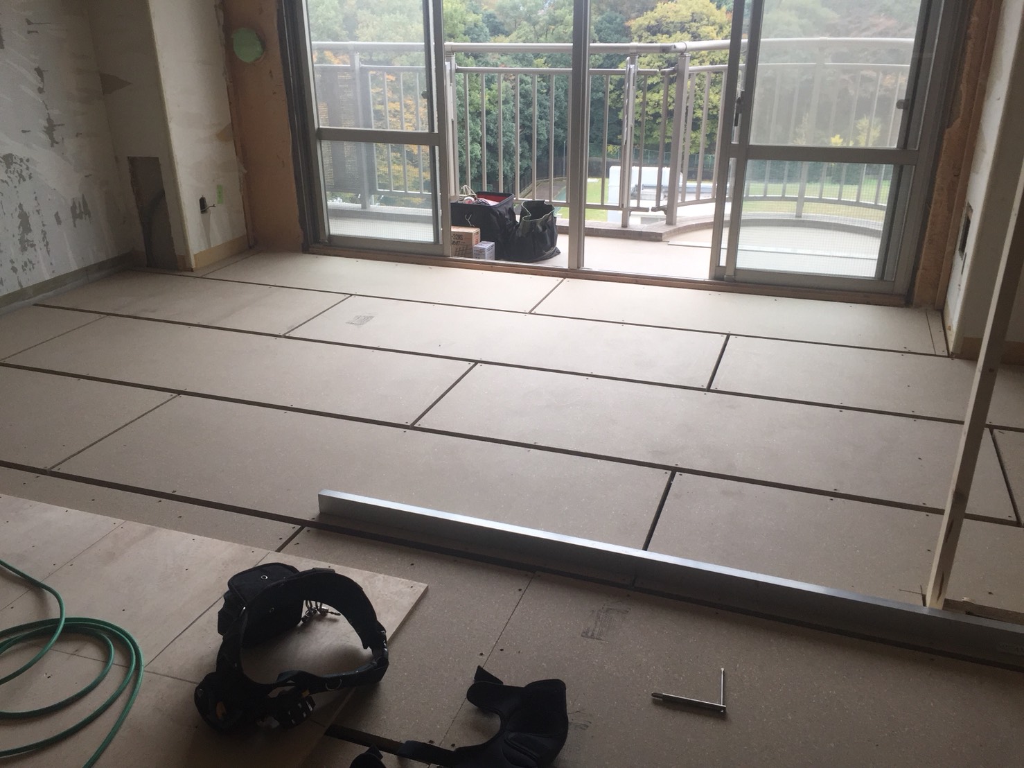 東京都八王子市の老人ホームにて、置床工事を行いました。