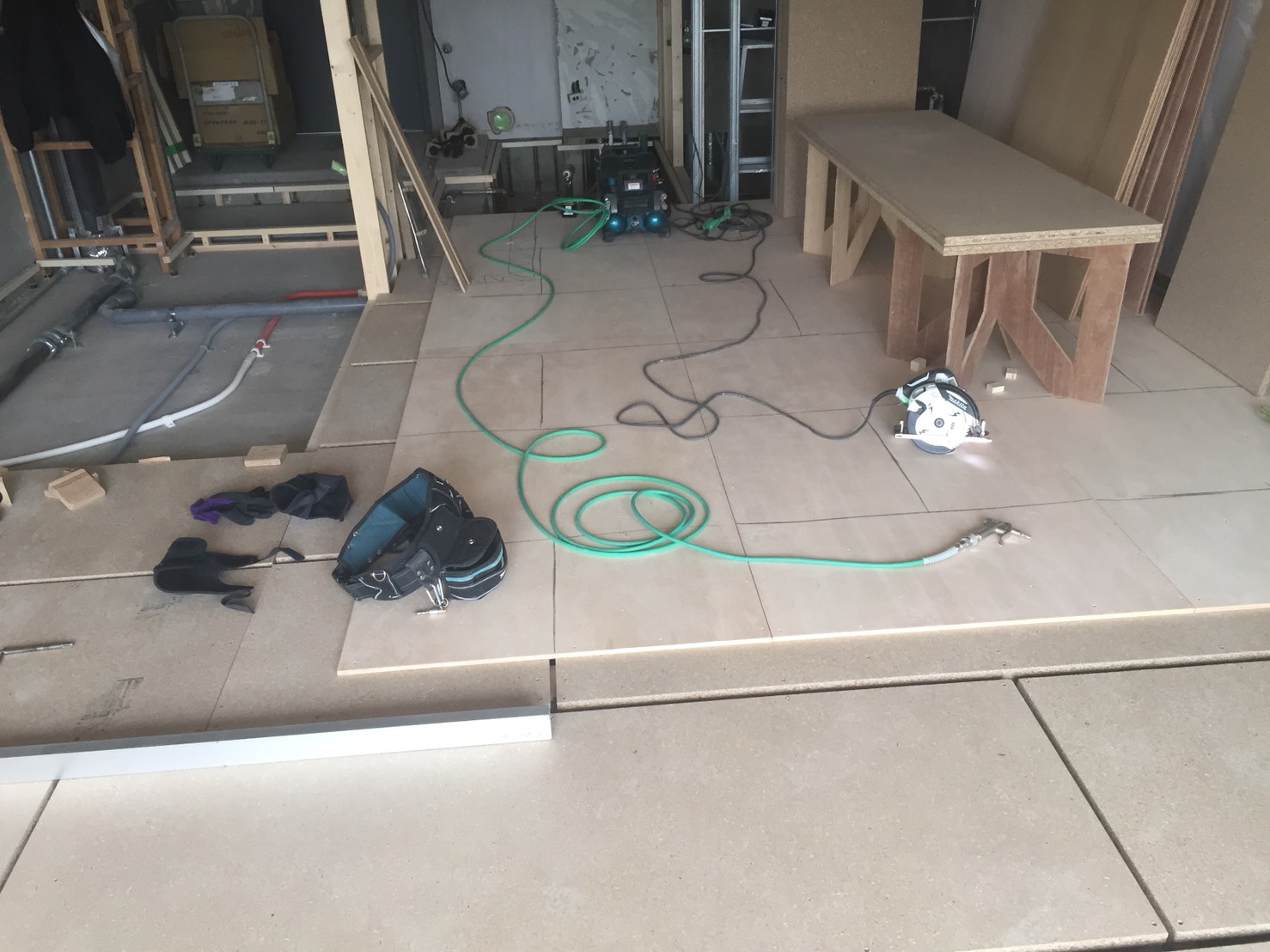 東京都八王子市の老人ホームにて、置床工事を行いました。