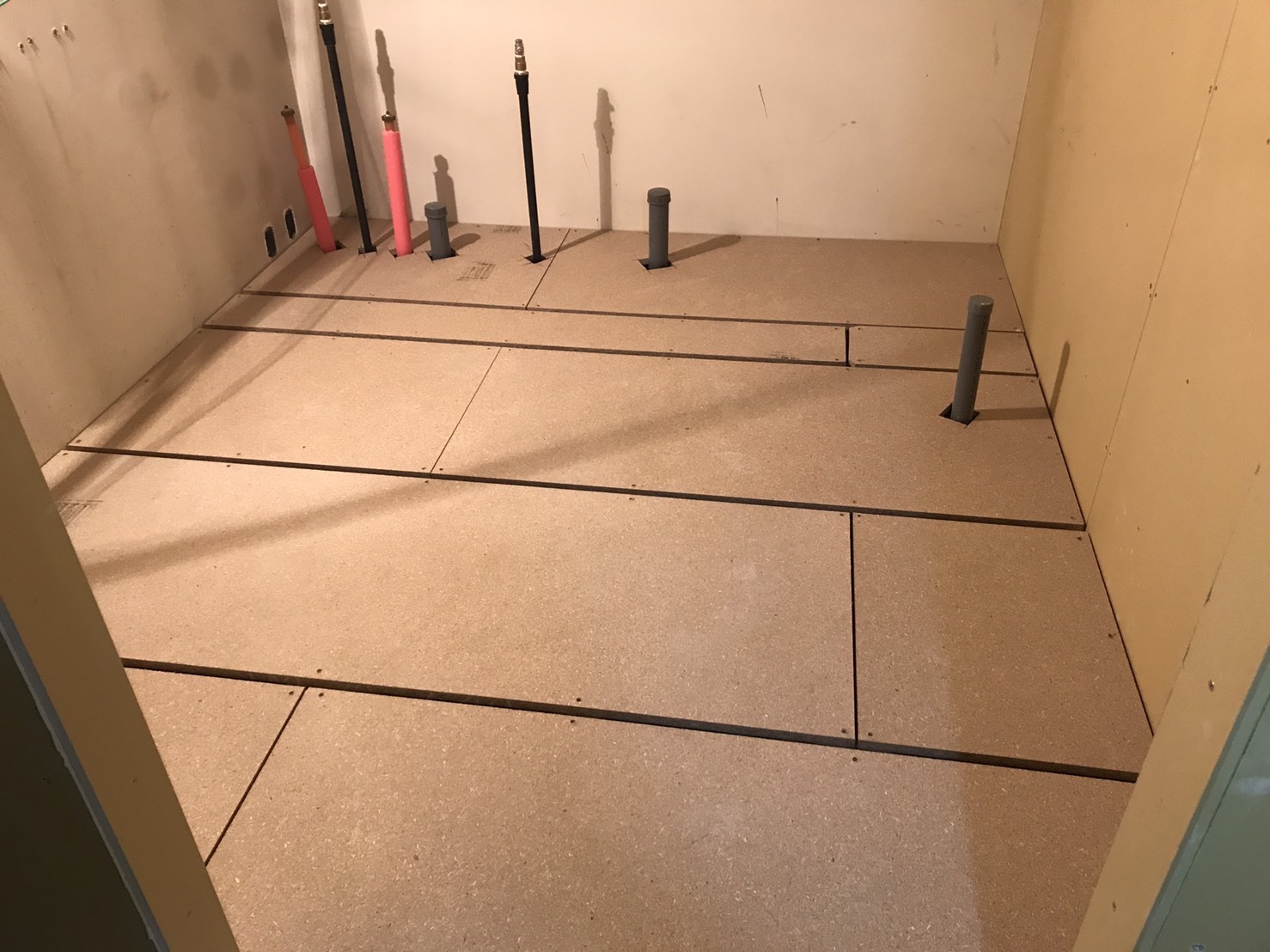 東京都新宿区西新宿の美容院にて、バックヤードの置床設置工事を行いました。