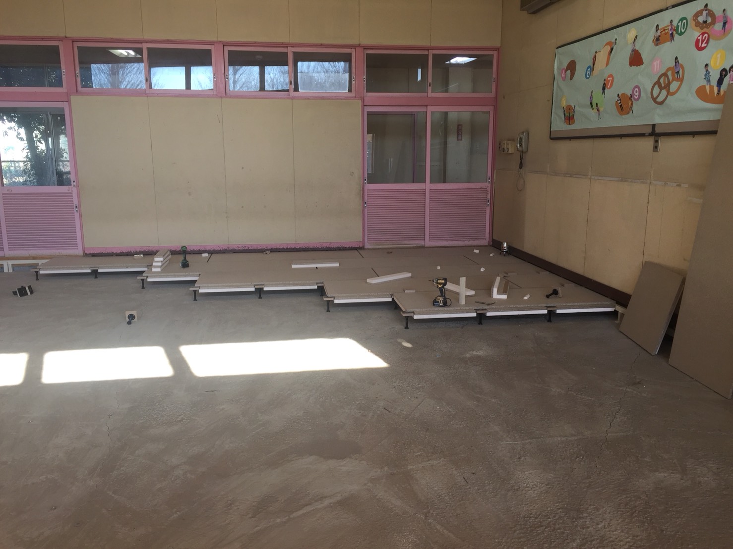 千葉県野田市の保育園にて、置床設置のご依頼を頂きました。