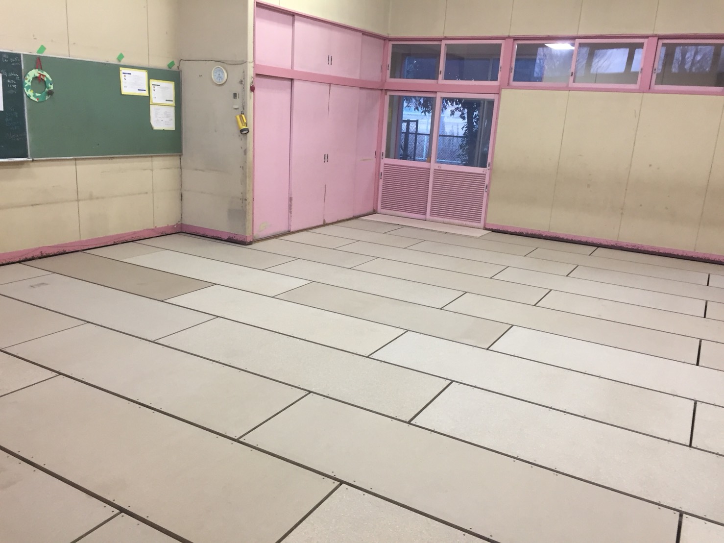 千葉県野田市の保育園にて、置床設置のご依頼を頂きました。