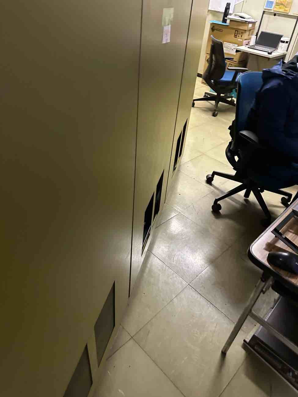 オフィス改修工事 コンピューター制御室OAフロア工事（神奈川県川崎市）
