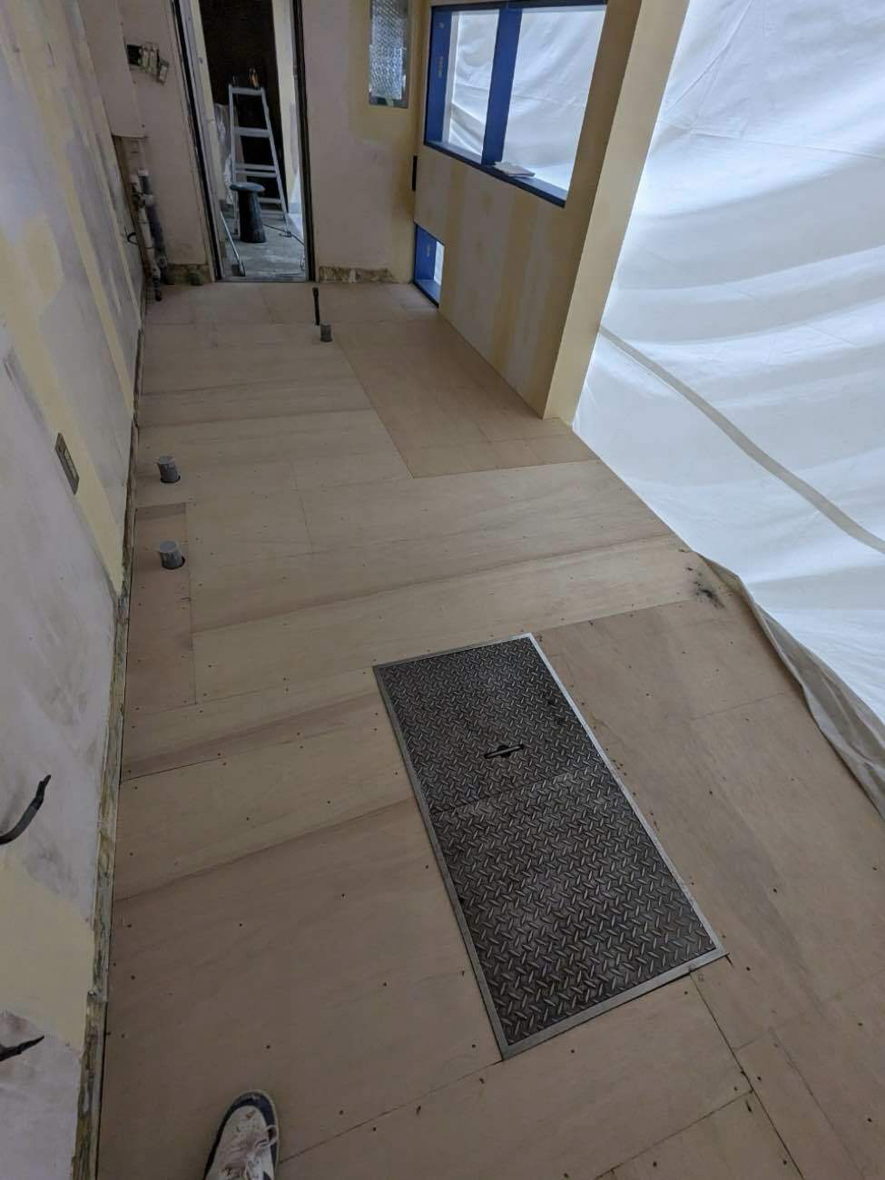 テナント　置床工事　乾式二重床（埼玉県さいたま市）