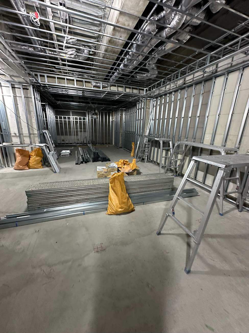 店舗　夜間工事　置床工事　乾式二重床（東京都新宿区）