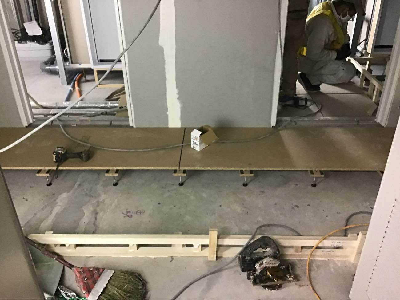 事務所　置床工事　乾式二重床（東京都北区）