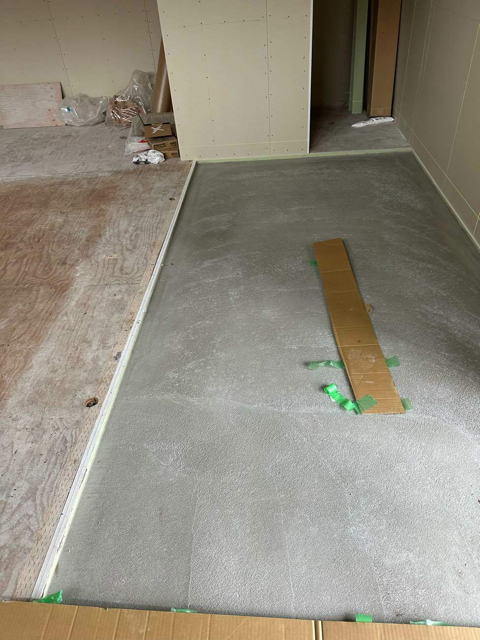 店舗　置床工事　プラ束置床（神奈川県茅ケ崎市）