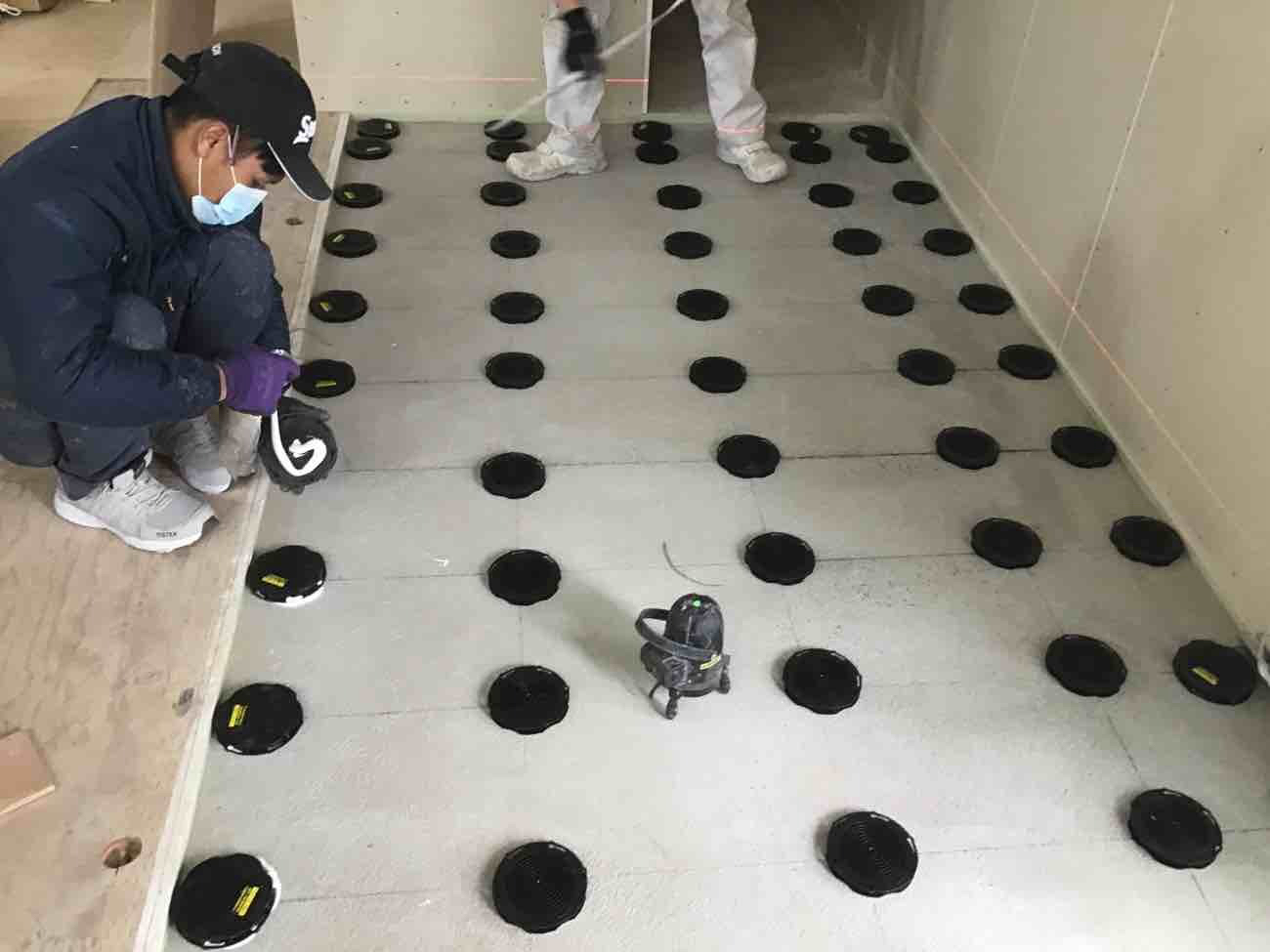 店舗　置床工事　プラ束置床（神奈川県茅ケ崎市）