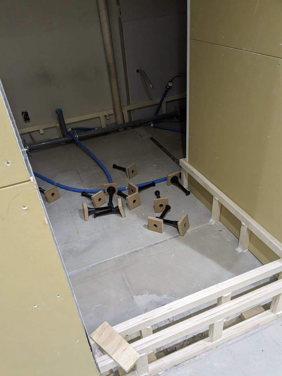 オフィス改修　置床、OA工事　乾式二重床、調整式OA（新潟県新潟市）