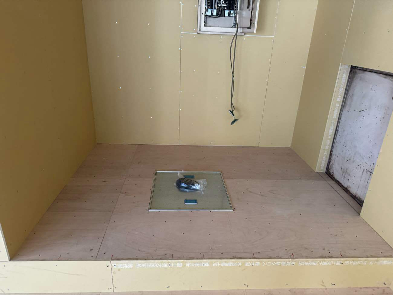 店舗　置床工事　プラモクレン（東京都国立市）