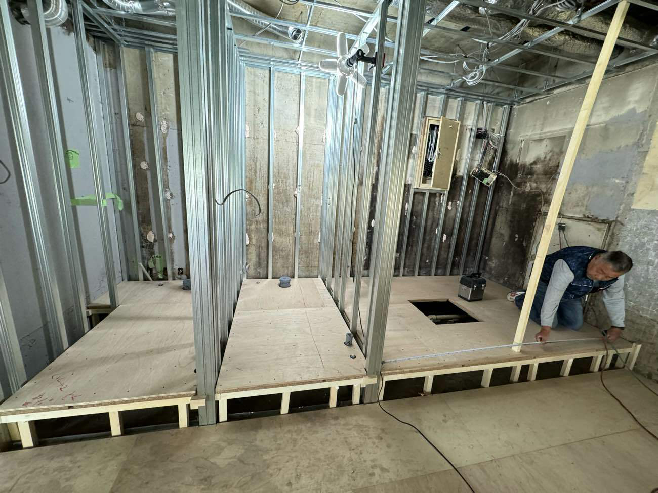 店舗　置床工事　プラモクレン（東京都国立市）