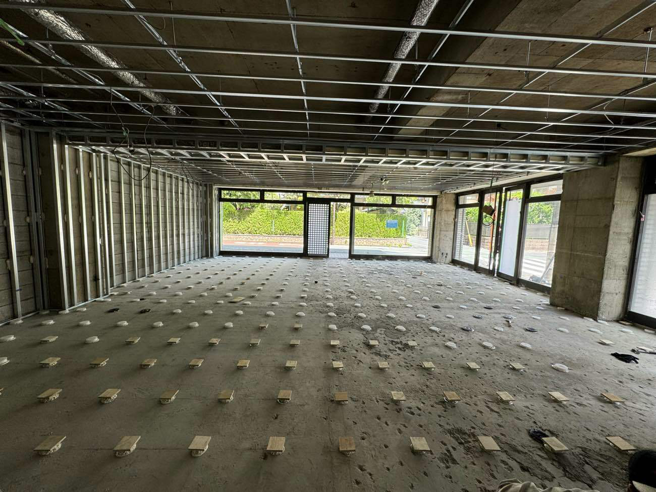 店舗　置床工事　プラモクレン（東京都国立市）