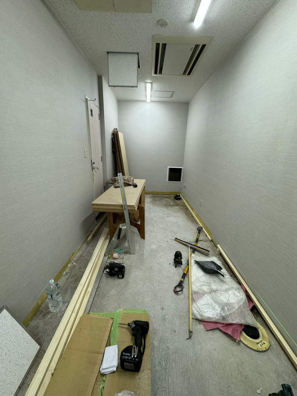 駅改修　置床工事　乾式二重床（東京都北区）　