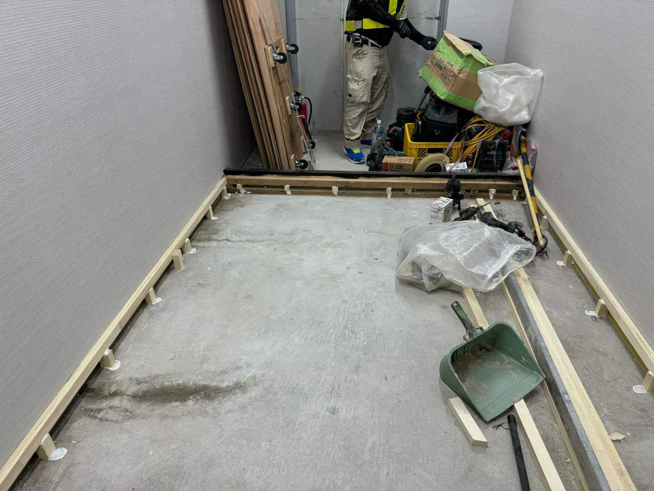 駅改修　置床工事　乾式二重床（東京都北区）　