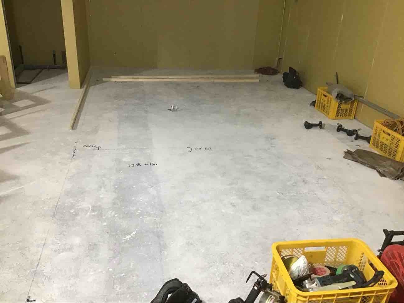 シュミレーションゴルフ店舗　細工置床工事　乾式二重床（大阪府大阪市）