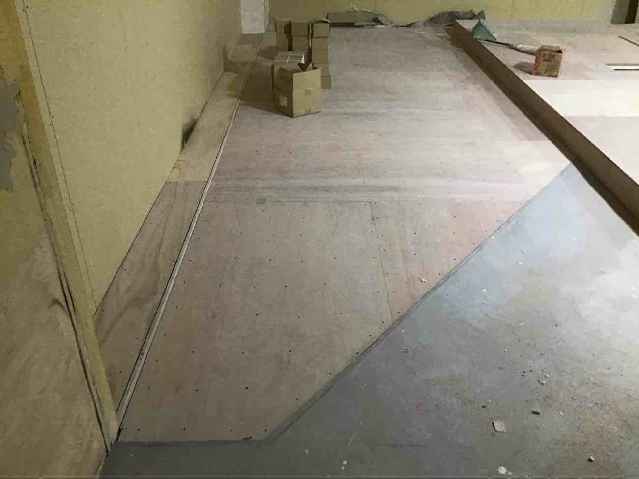 シュミレーションゴルフ店舗　細工置床工事　乾式二重床（大阪府大阪市）