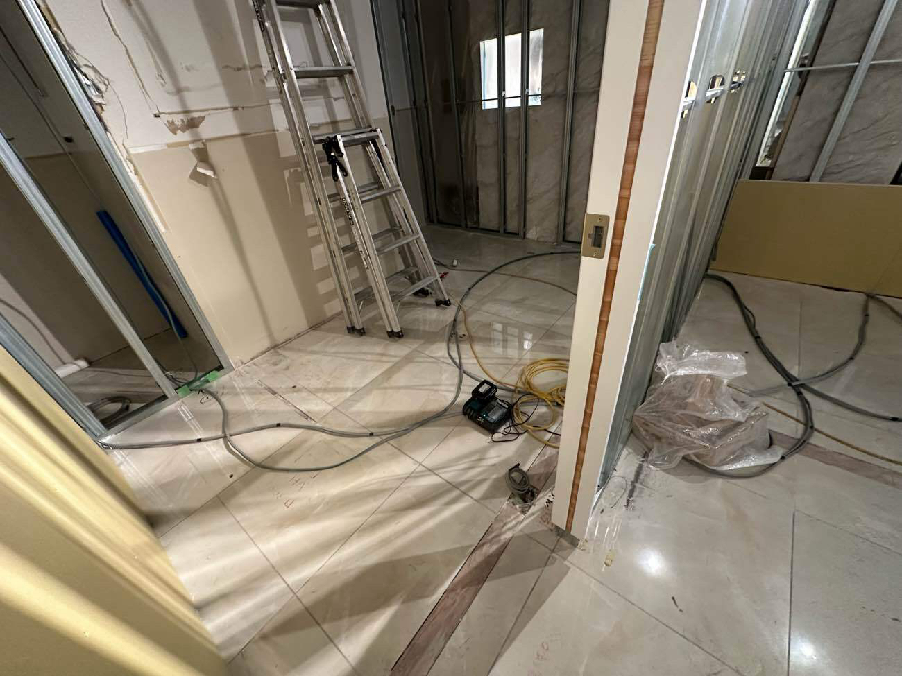 店舗　置床工事　乾式二重床（東京都新宿区）