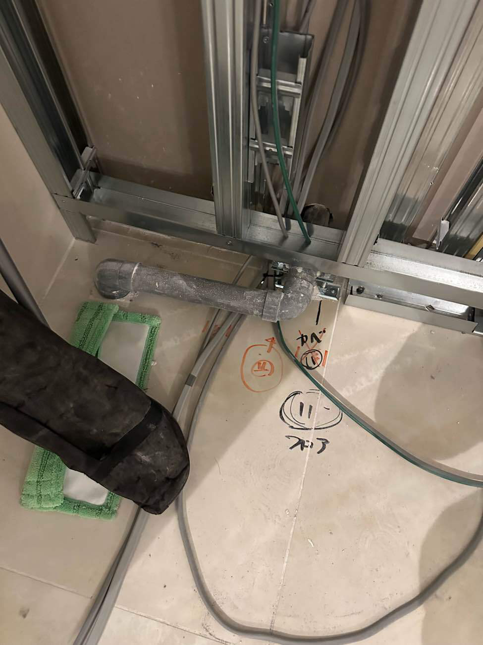 店舗　置床工事　乾式二重床（東京都新宿区）