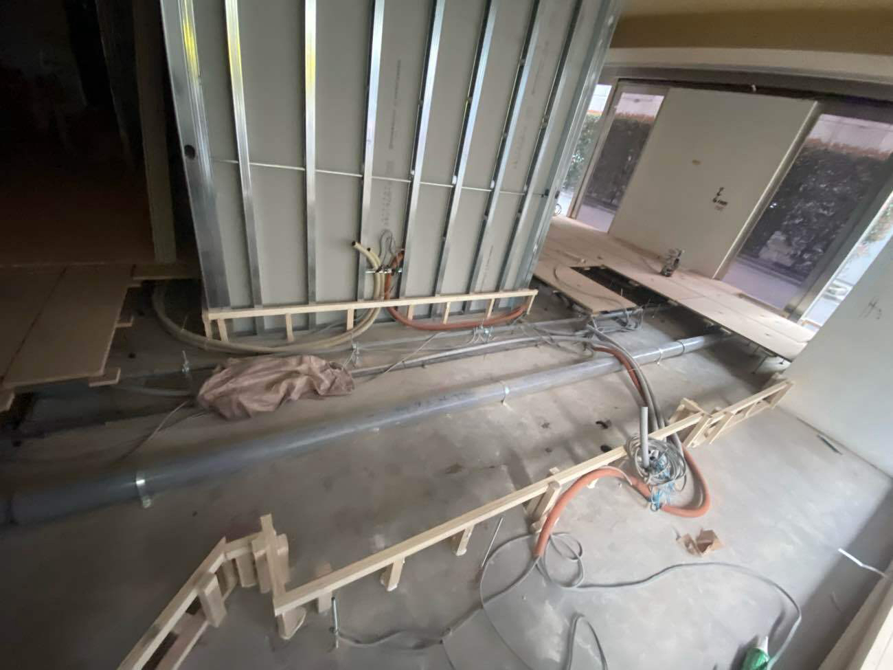 クリニック 天井・壁・置床工事 一括請負工事（東京都港区）