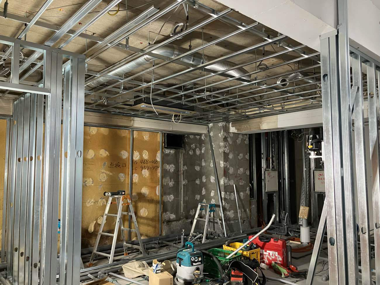 クリニック 天井・壁・置床工事 一括請負工事（東京都港区）