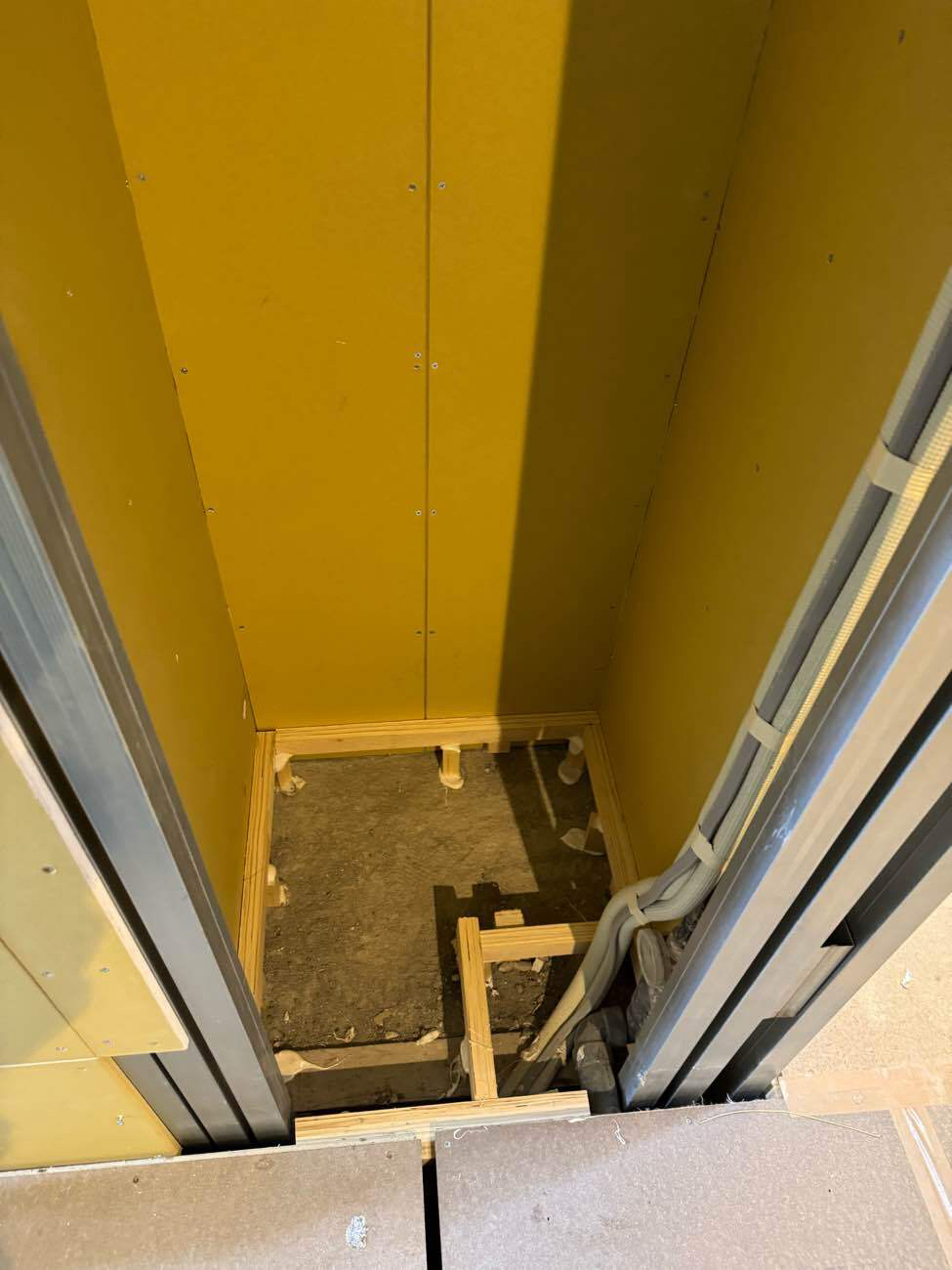 店舗　置床工事　乾式二重床（東京都品川区）