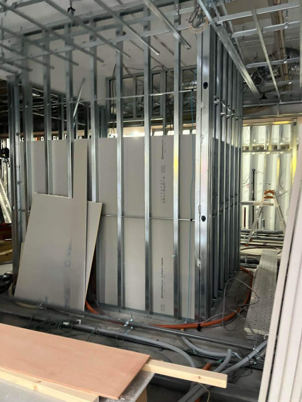 クリニック 天井・壁・置床工事 一括請負工事（東京都港区）