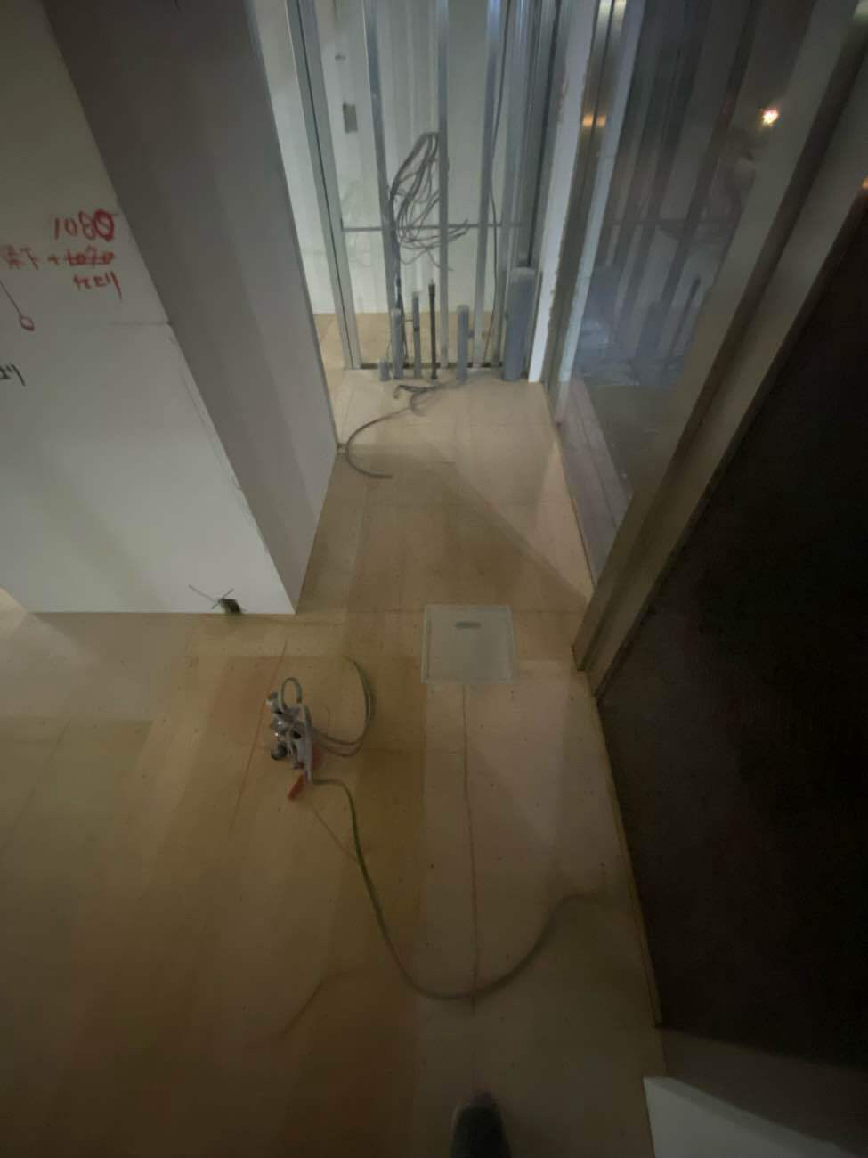 クリニック 天井・壁・置床工事 一括請負工事（東京都港区）