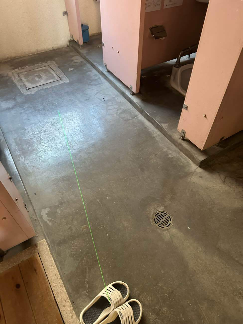 小学校トイレ改修　置床工事　乾式二重床（神奈川県鎌倉市）