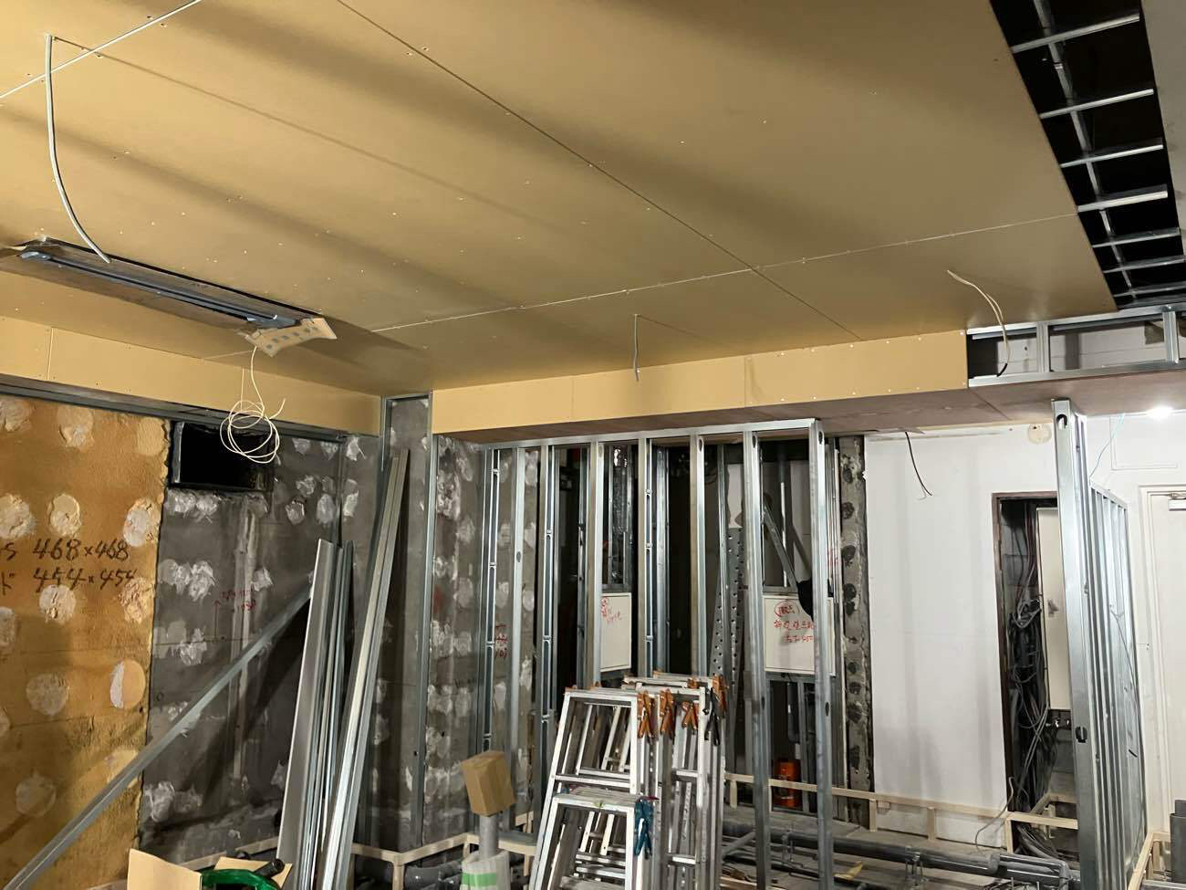 クリニック 天井・壁・置床工事 一括請負工事（東京都港区）