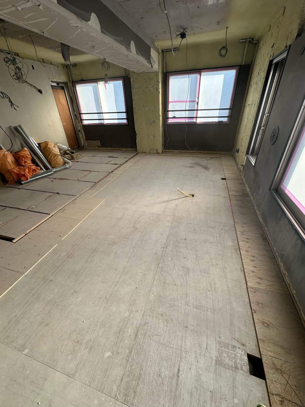 大学　置床工事　針葉樹構造用合板（東京都世田谷区）