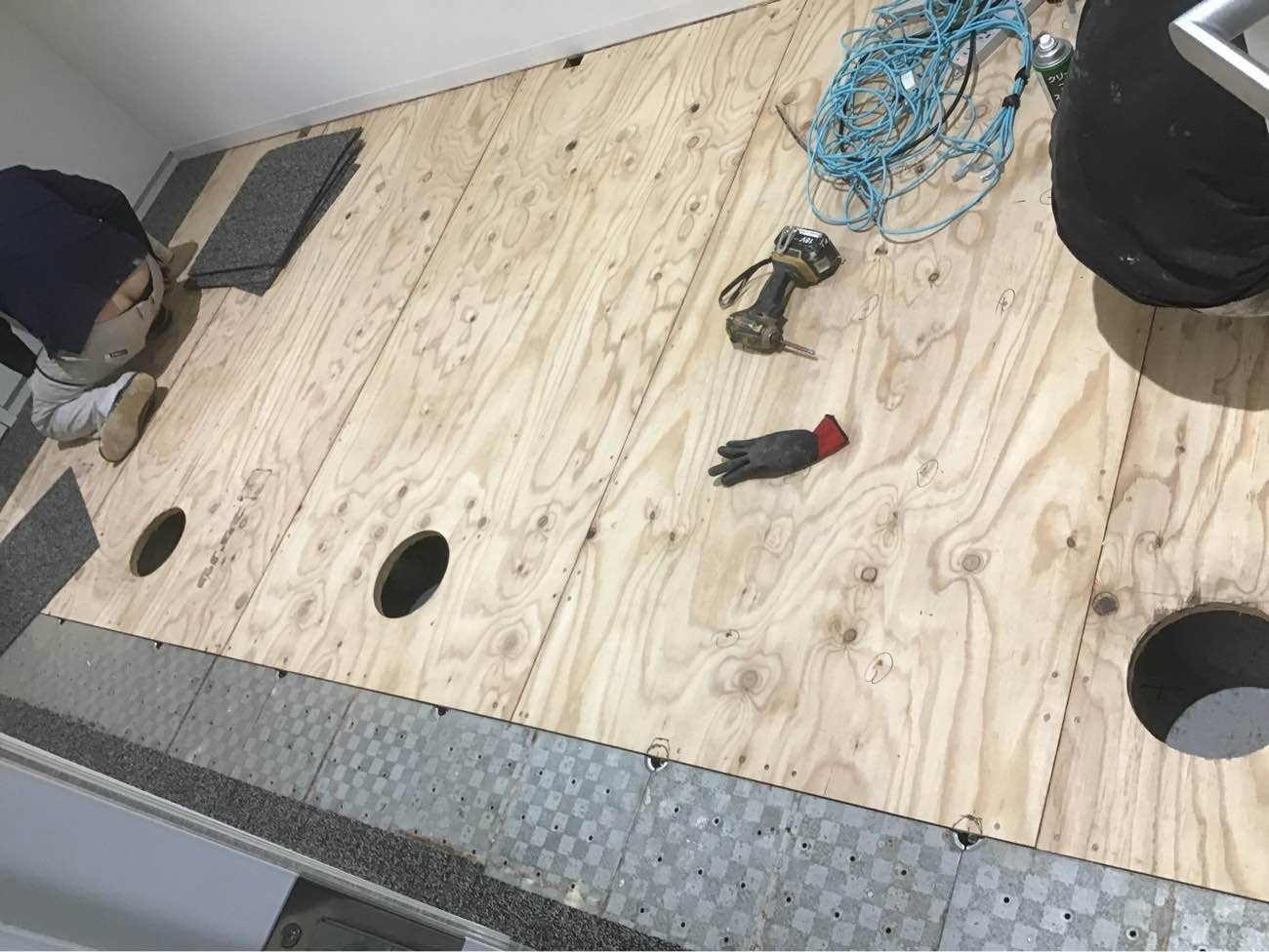 オフィス　OA工事　プラ束、針葉樹構造用合板（東京都江東区）