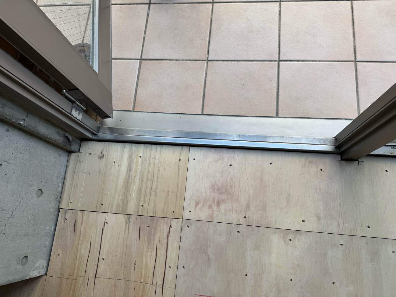 店舗　置床工事　乾式二重床（東京都渋谷区）