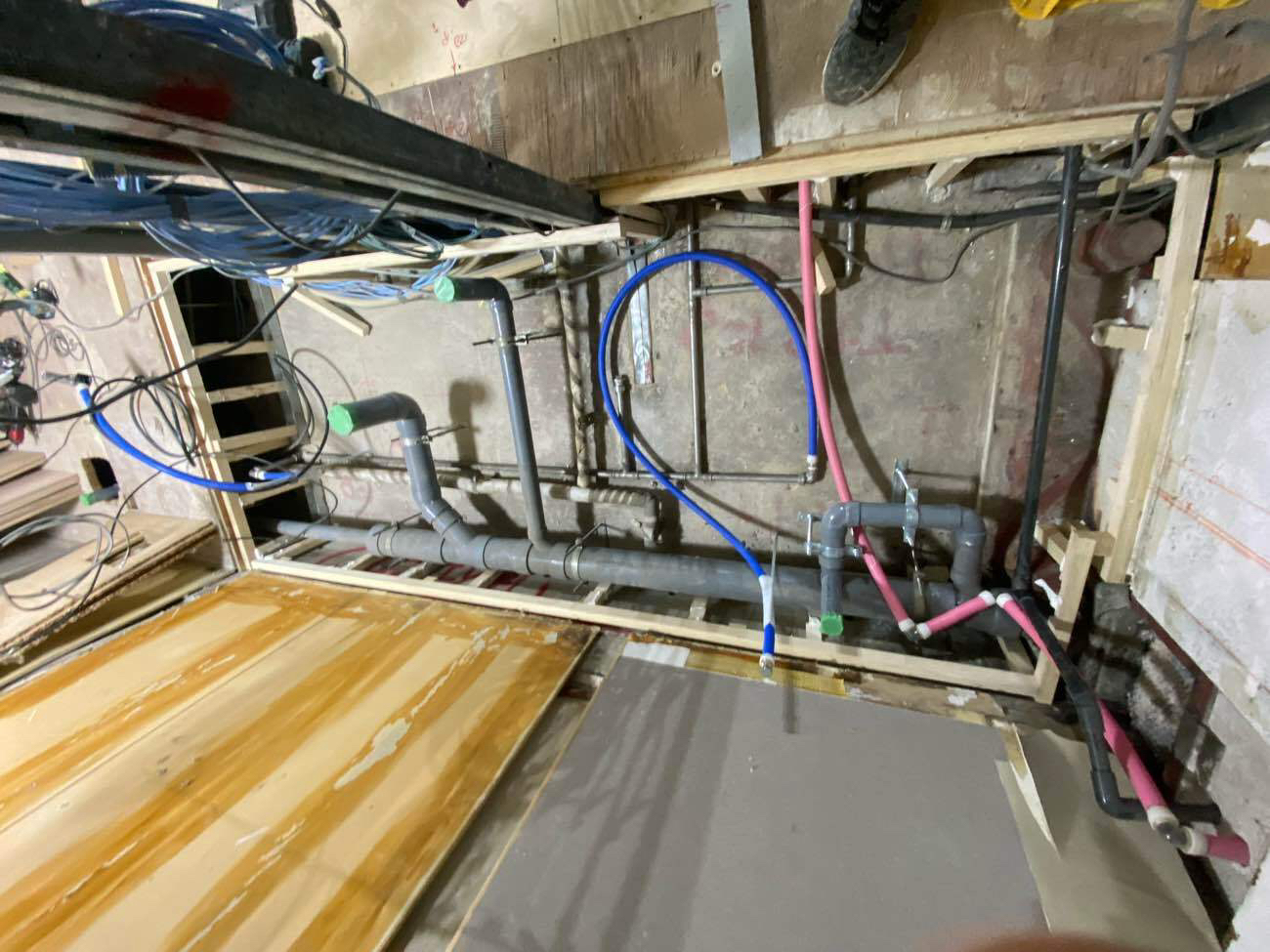 店舗　置床工事　パーチクルボード（東京都新宿区）