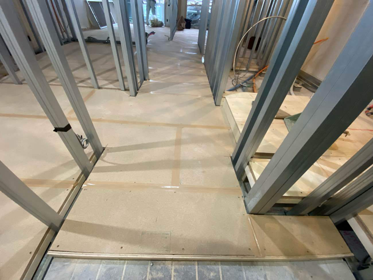 店舗　置床工事　乾式二重床（東京都中央区）