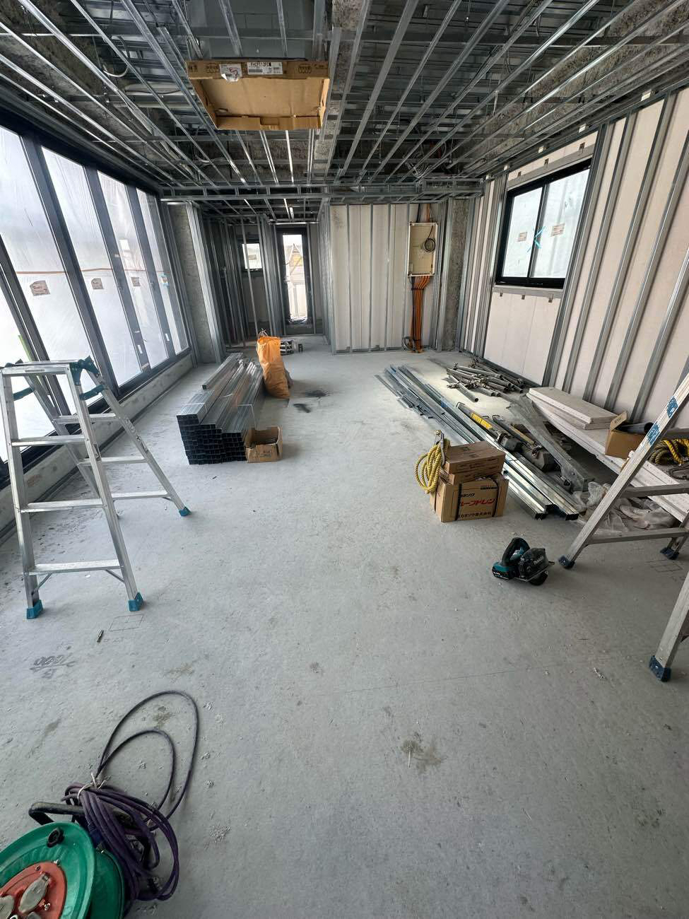 オフィス新築　置床工事　乾式二重床（東京都足立区）