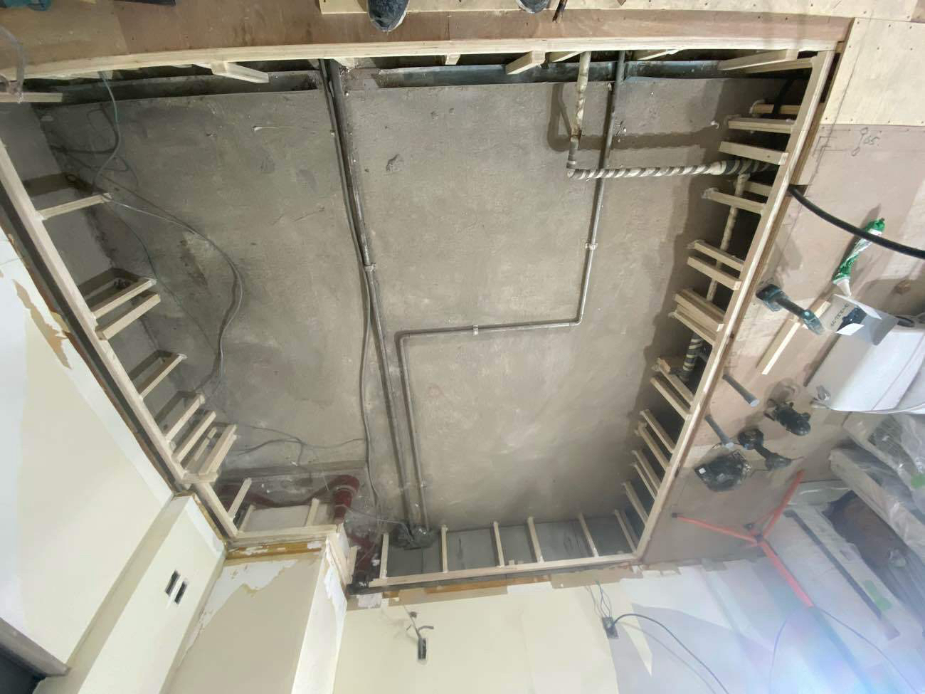 店舗　置床工事　パーチクルボード（東京都新宿区）