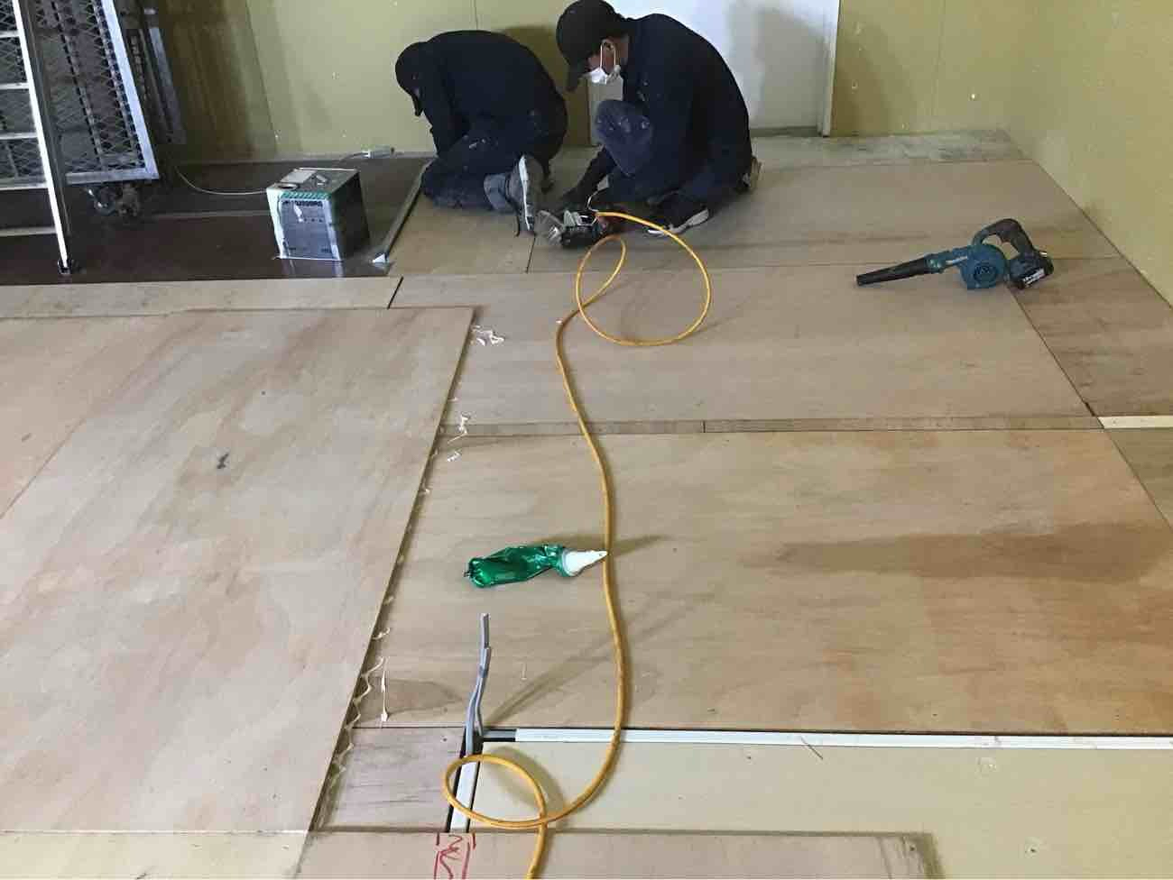 店舗　夜間工事　置床工事　乾式二重床（埼玉県富士見市）