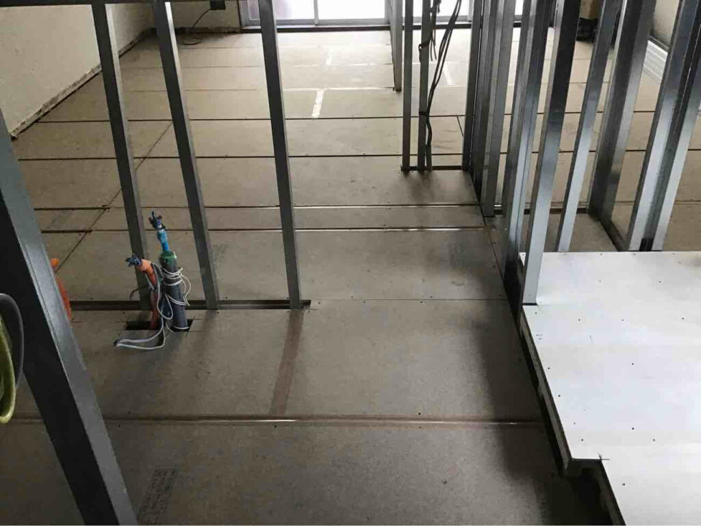 店舗　置床工事　乾式二重床（東京都千代田区）