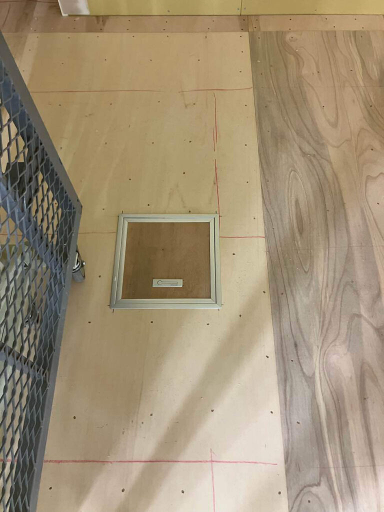 店舗夜間工事　置床工事　乾式二重床（横浜市西区）