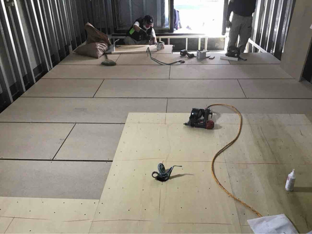 店舗　置床工事　乾式二重床（東京都新宿区）