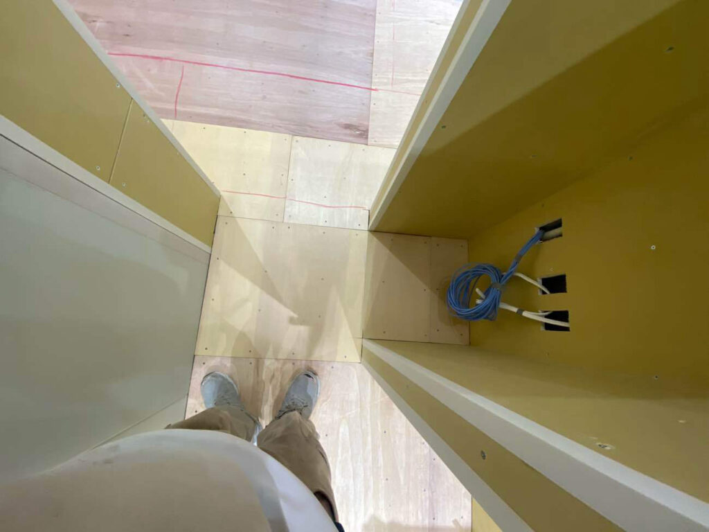 テナント夜間工事　置床工事　乾式二重床（東京都武蔵野市）