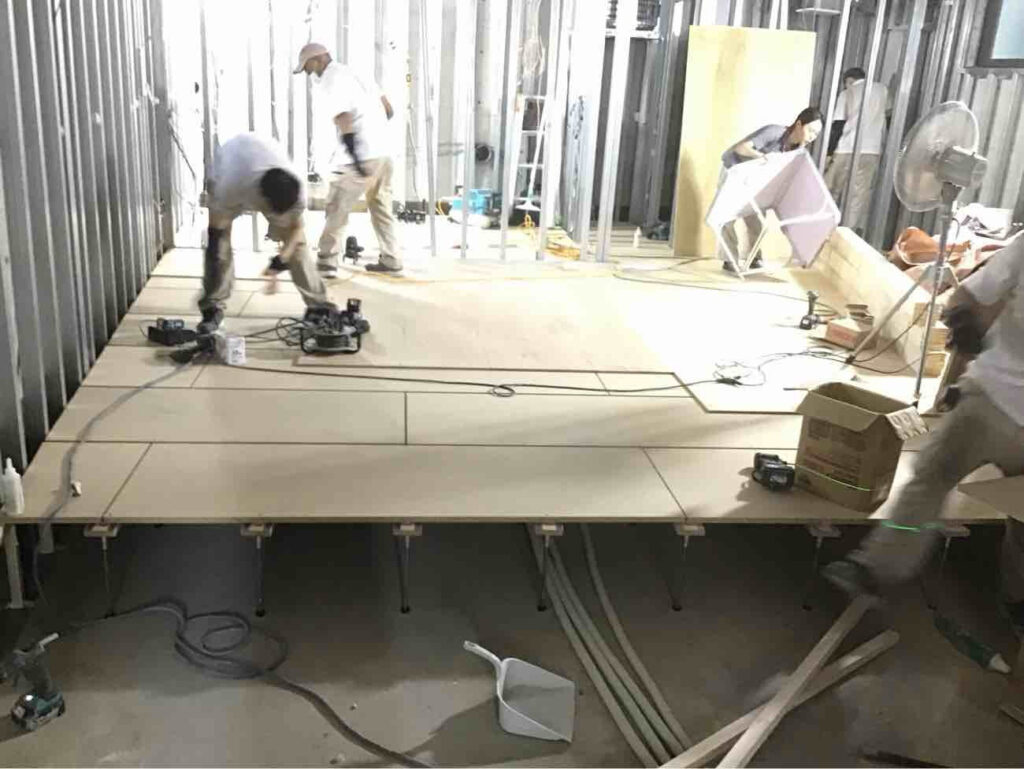 店舗　置床工事　乾式二重床（東京都新宿区）