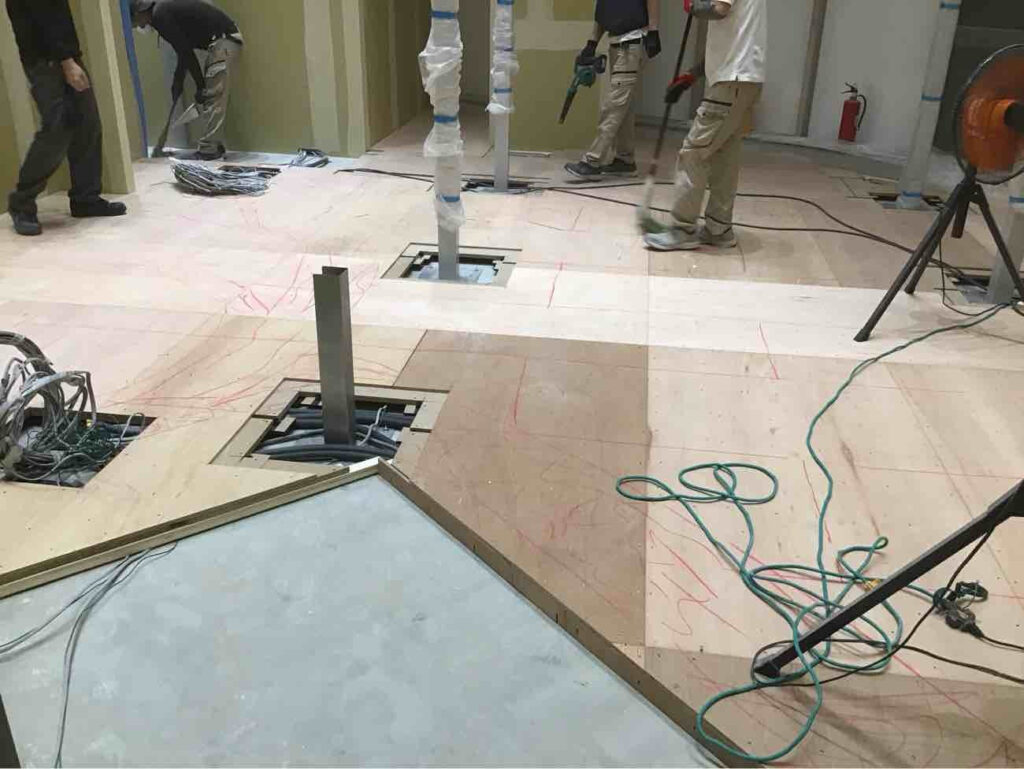 店舗夜間工事　置床工事　乾式二重床（神奈川県小田原市）