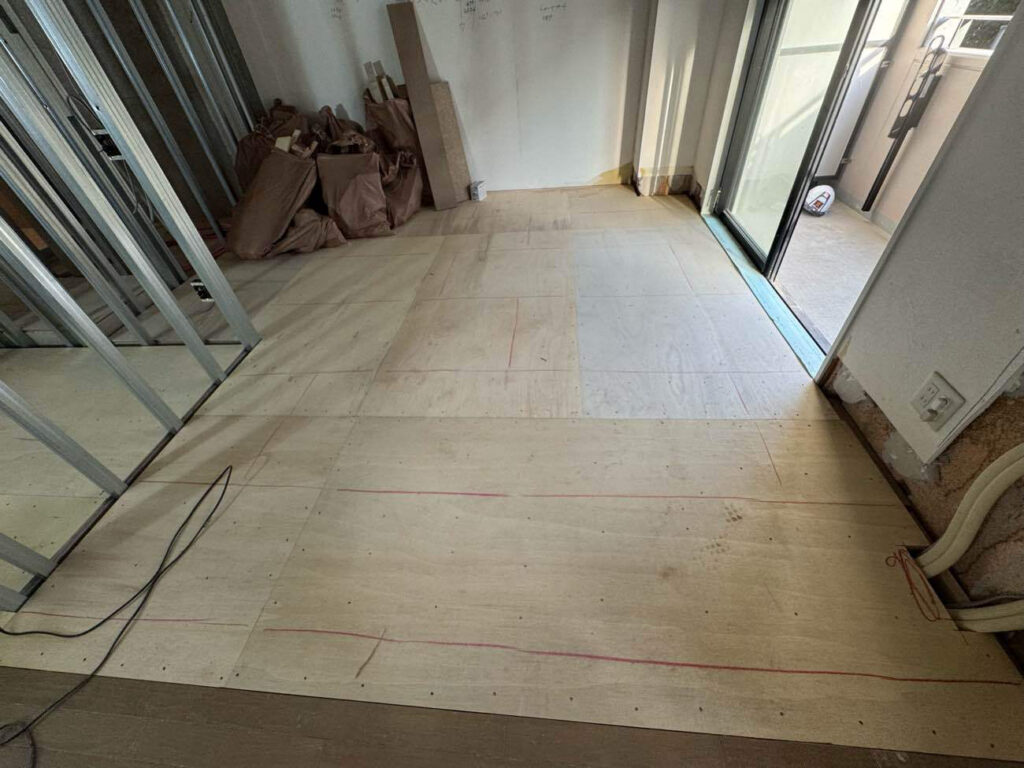 マンション　置床工事　パーチクルボード　プラ束（東京都北区）