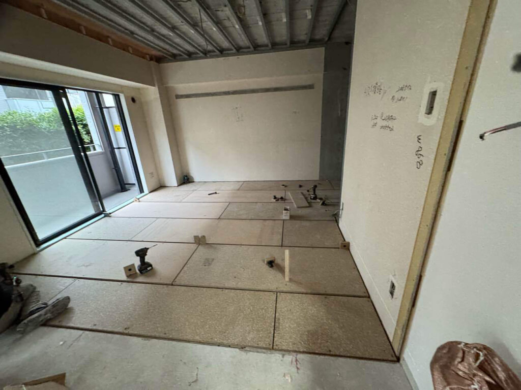 マンション　置床工事　パーチクルボード　プラ束（東京都北区）