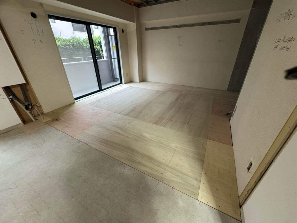 マンション　置床工事　パーチクルボード　プラ束（東京都北区）