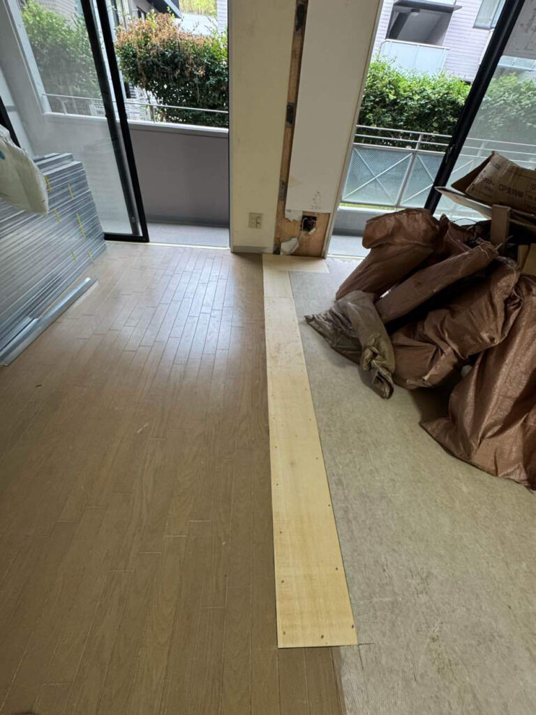 マンション　置床工事　パーチクルボード　プラ束（東京都北区）